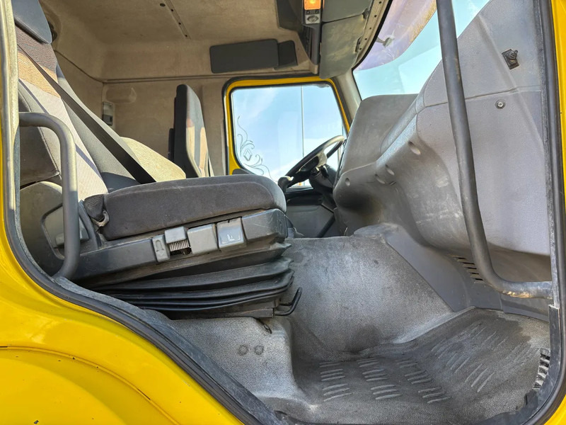 Interior photo 2: Tractor unit Renault Premium 420 Hub reduction Manual Gearbox Interior photo 2: Tractor unit Renault Premium 420 Hub reduction Manual Gearbox
