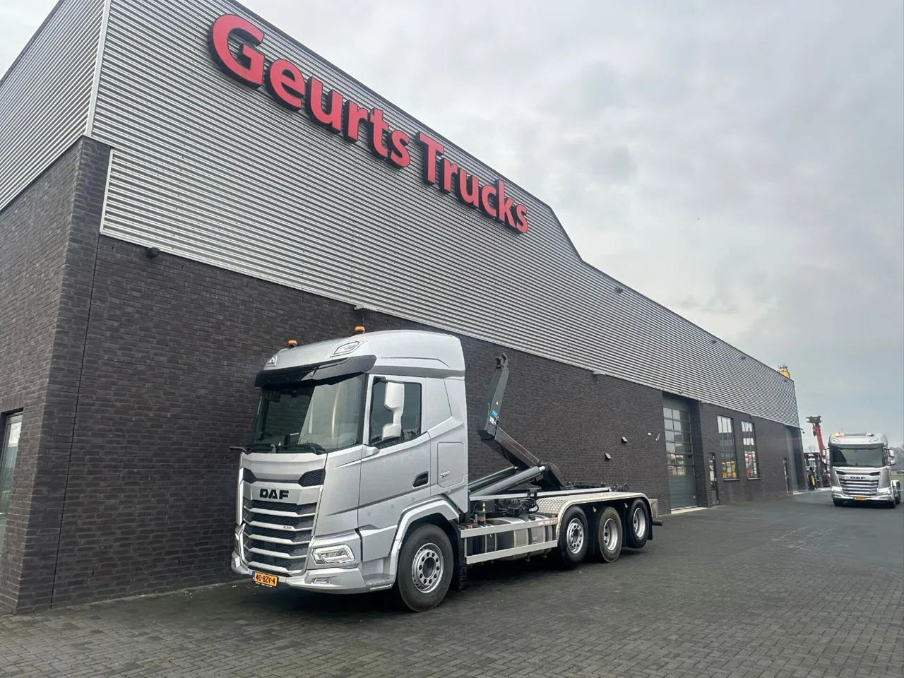 DAF XF 530 8X2 TRIPLE VDL S-30-6700 HAAKARMSYSTEEM/A - Hook lift truck: picture 2 DAF XF 530 8X2 TRIPLE VDL S-30-6700 HAAKARMSYSTEEM/A - Hook lift truck: picture 2