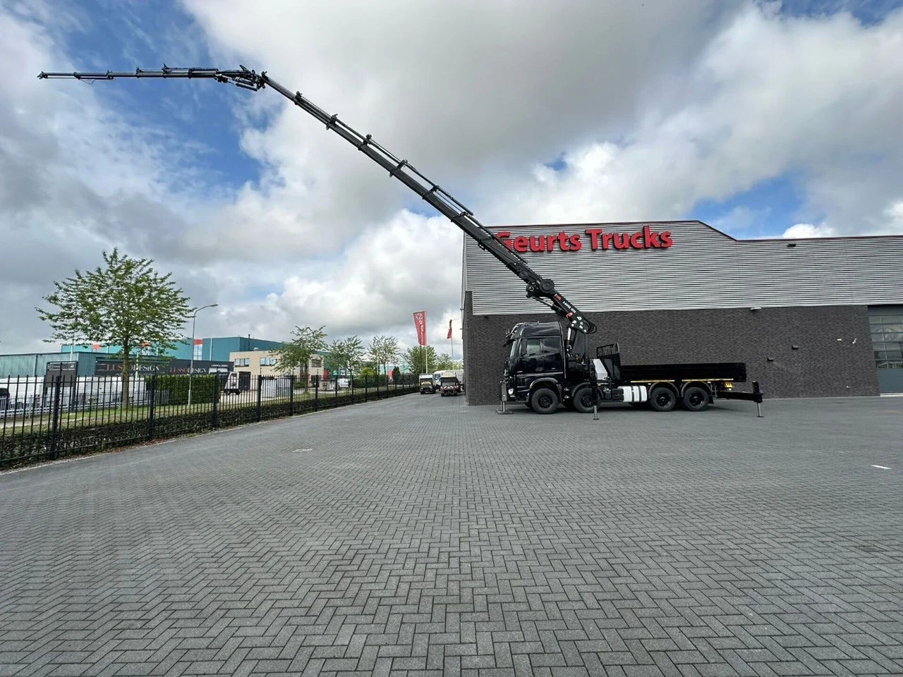 Mercedes-Benz Arocs 3251 8X4 + HIAB 1058 E-8 + JIB 150X-6 JDC - Crane truck: picture 4 Mercedes-Benz Arocs 3251 8X4 + HIAB 1058 E-8 + JIB 150X-6 JDC - Crane truck: picture 4