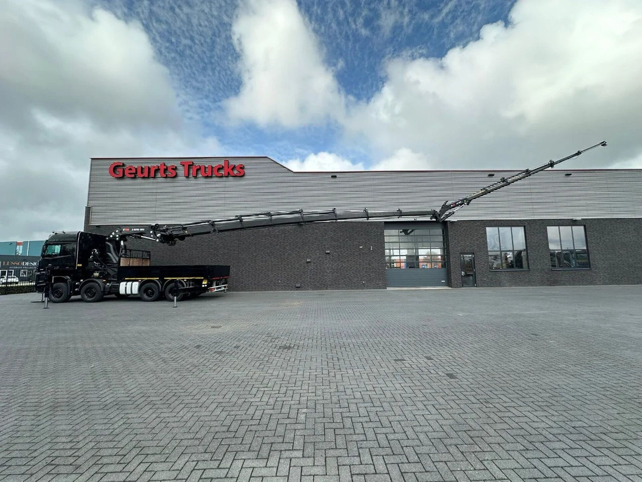 Mercedes-Benz Arocs 3251 8X4 + HIAB 1058 E-8 + JIB 150X-6 JDC - Crane truck: picture 3 Mercedes-Benz Arocs 3251 8X4 + HIAB 1058 E-8 + JIB 150X-6 JDC - Crane truck: picture 3