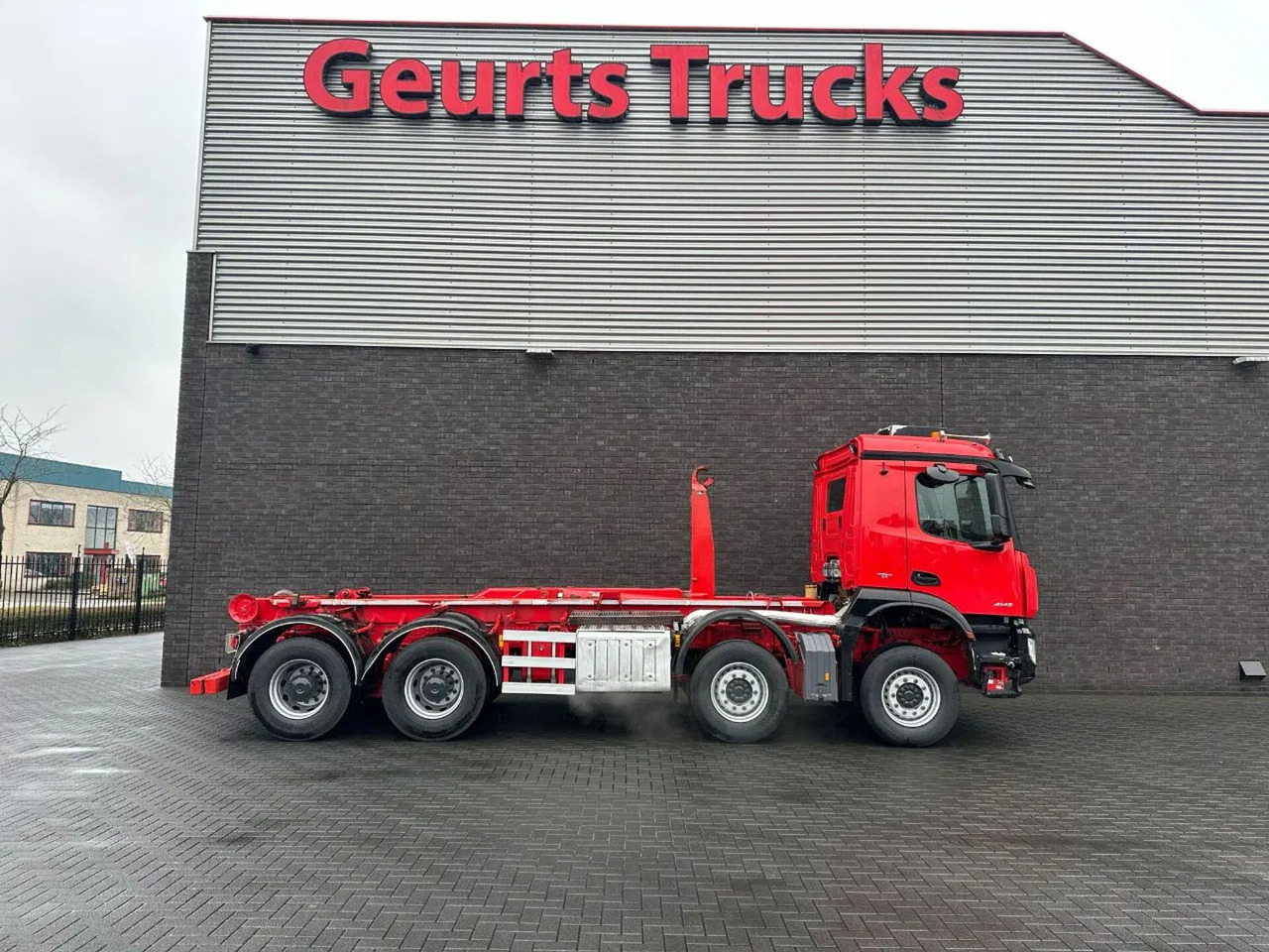 Mercedes-Benz Arocs 8X4 VDL S-30-6600 HAAKARMSYSTEEM/ABROLLKIP - Hook lift truck: picture 4 Mercedes-Benz Arocs 8X4 VDL S-30-6600 HAAKARMSYSTEEM/ABROLLKIP - Hook lift truck: picture 4