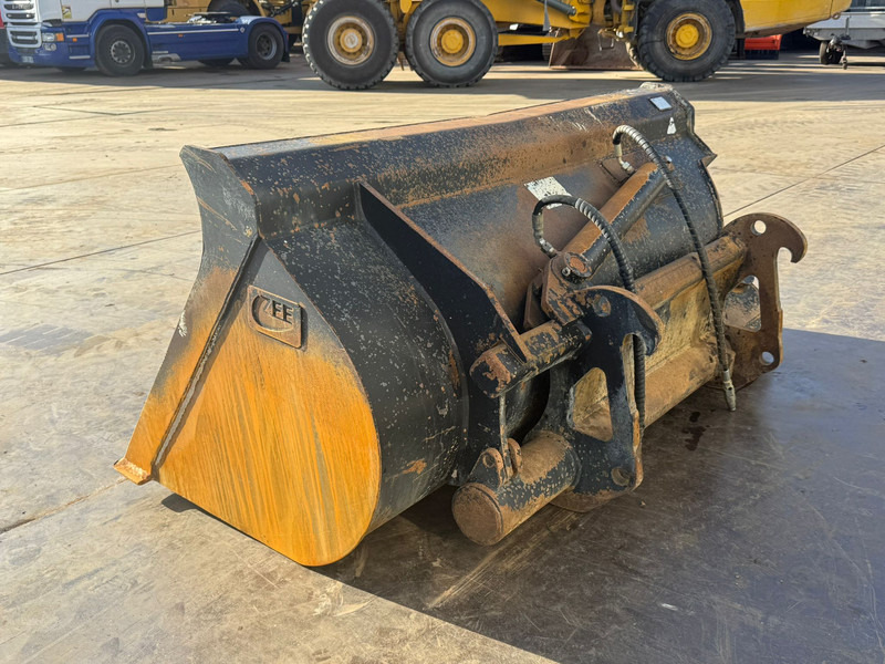 ZFE Side-Tilting bucket for CAT 908 SW - Bucket: picture 3 ZFE Side-Tilting bucket for CAT 908 SW - Bucket: picture 3