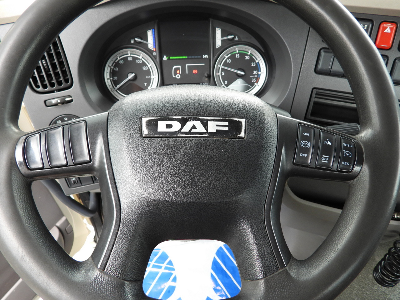 Tipper DAF LF 180 THREE-WAY TIPPER CRUISE CONTROL LED LIGHTS AUTOMATIC TRANSMISSION  TWIN WHEELS AIR CONDITIONING  180HP: picture 37