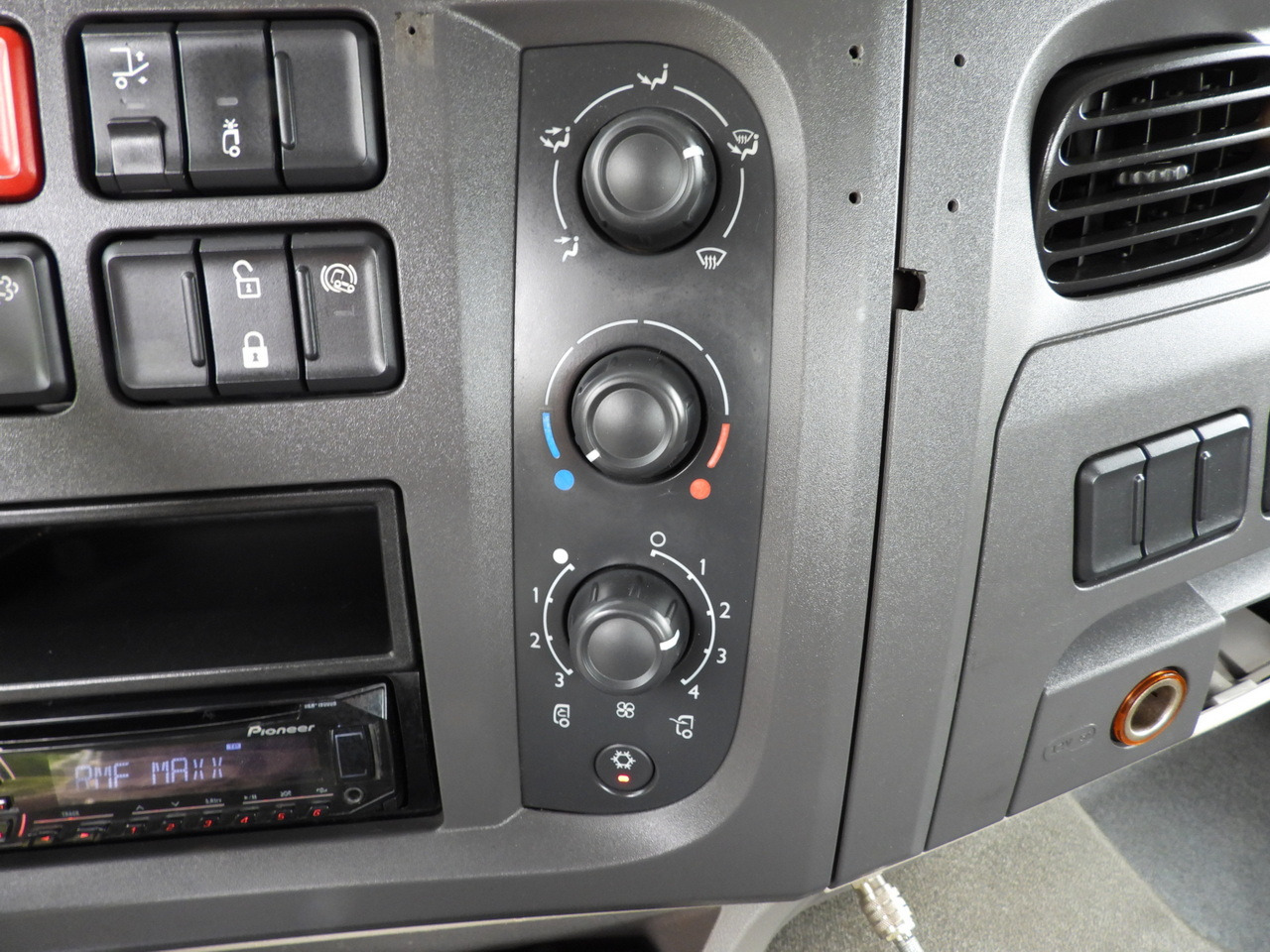 Tipper DAF LF 180 THREE-WAY TIPPER CRUISE CONTROL LED LIGHTS AUTOMATIC TRANSMISSION  TWIN WHEELS AIR CONDITIONING  180HP: picture 43