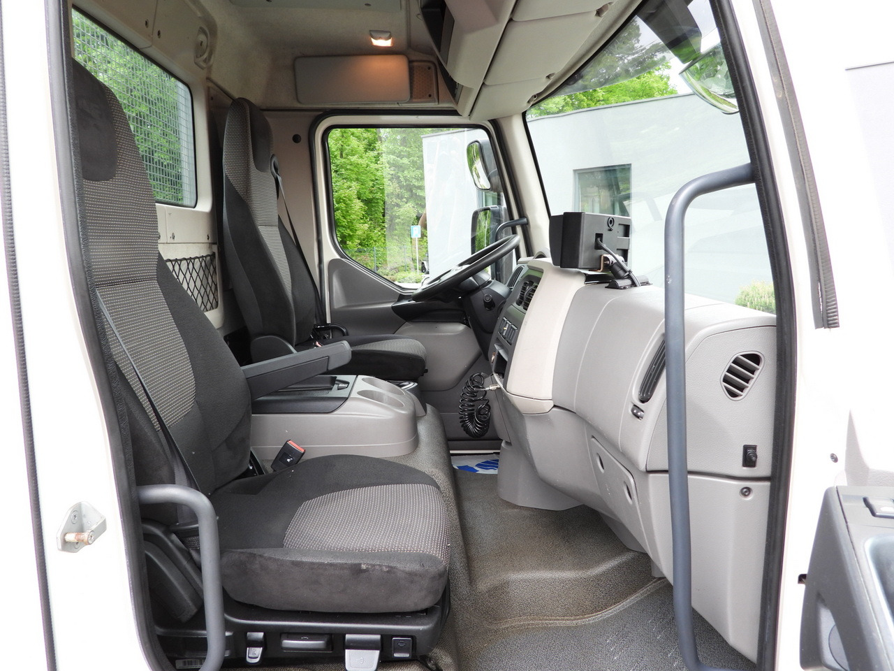 Tipper DAF LF 180 THREE-WAY TIPPER CRUISE CONTROL LED LIGHTS AUTOMATIC TRANSMISSION  TWIN WHEELS AIR CONDITIONING  180HP: picture 47