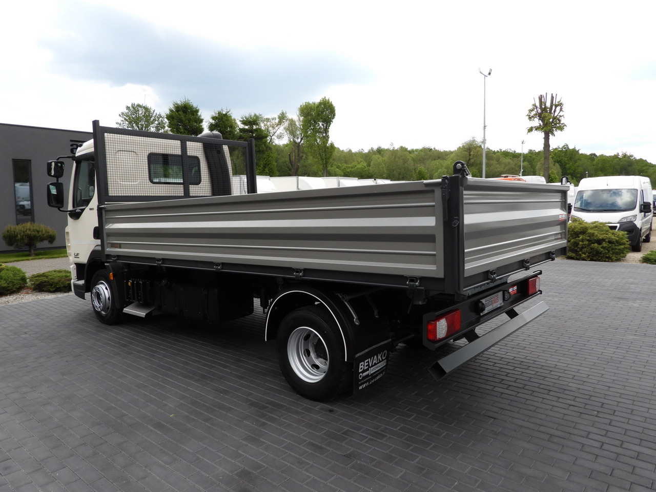 Tipper DAF LF 180 THREE-WAY TIPPER CRUISE CONTROL LED LIGHTS AUTOMATIC TRANSMISSION  TWIN WHEELS AIR CONDITIONING  180HP: picture 11