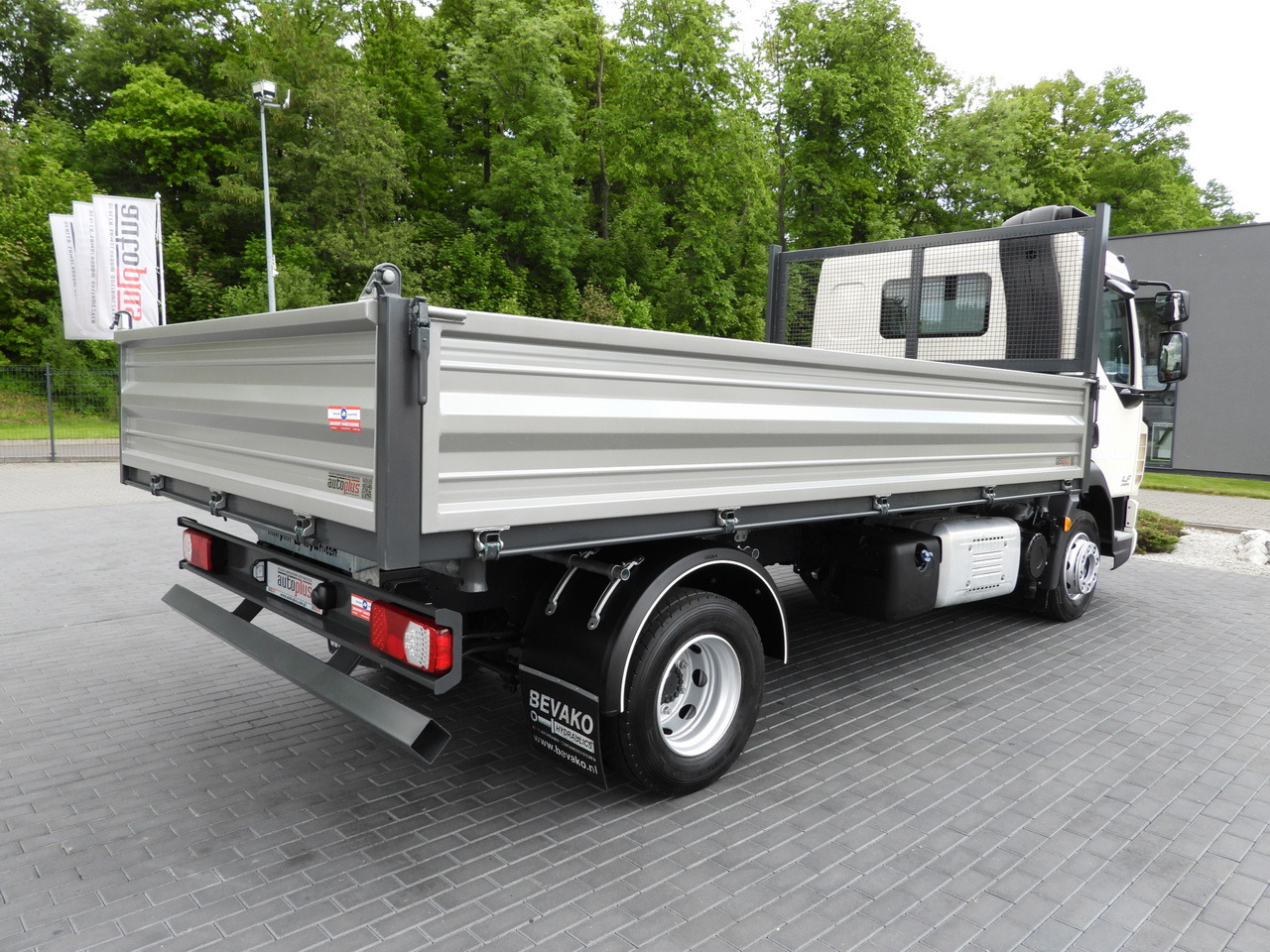 Tipper DAF LF 180 THREE-WAY TIPPER CRUISE CONTROL LED LIGHTS AUTOMATIC TRANSMISSION  TWIN WHEELS AIR CONDITIONING  180HP: picture 16