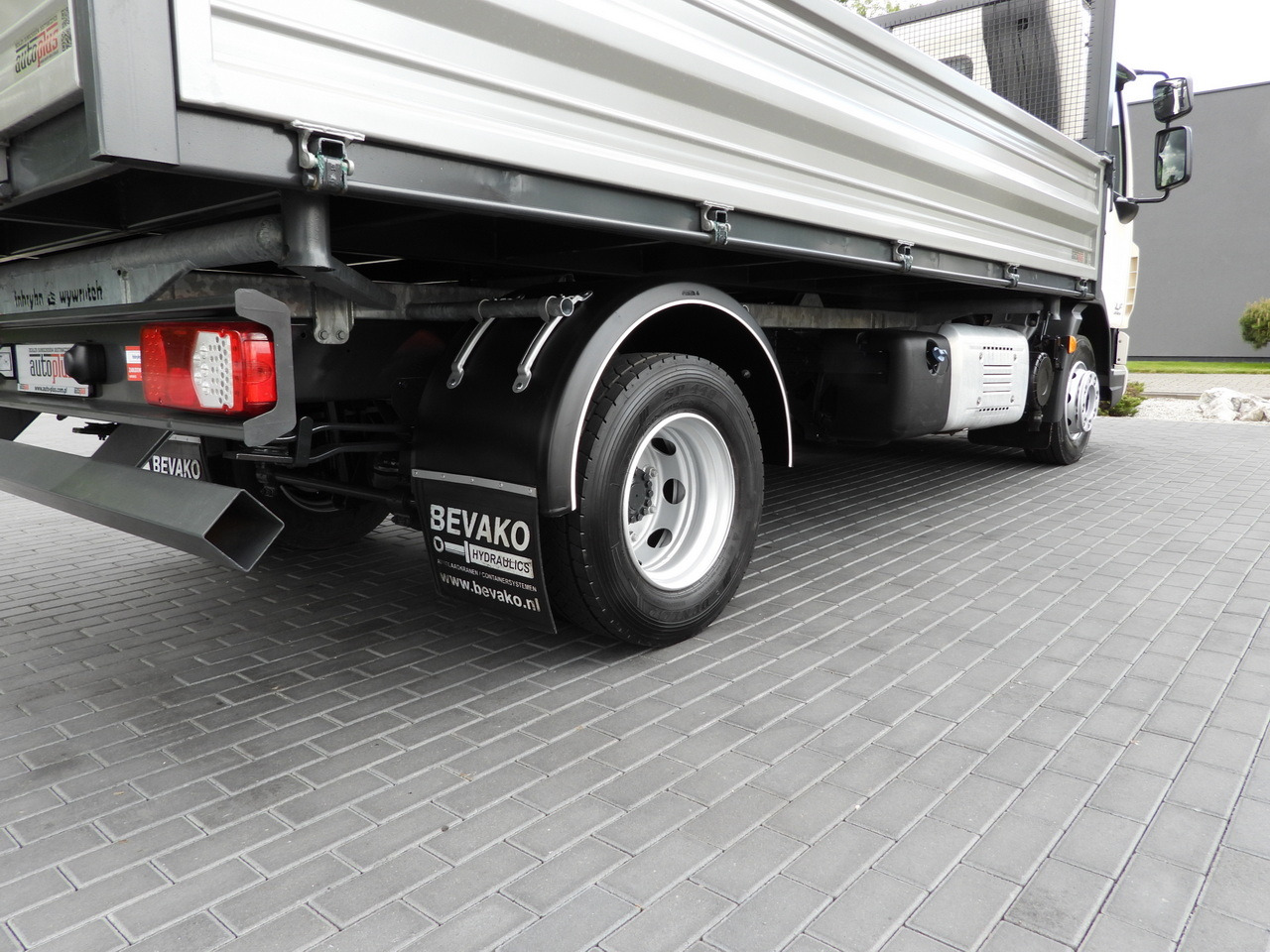 Tipper DAF LF 180 THREE-WAY TIPPER CRUISE CONTROL LED LIGHTS AUTOMATIC TRANSMISSION  TWIN WHEELS AIR CONDITIONING  180HP: picture 19