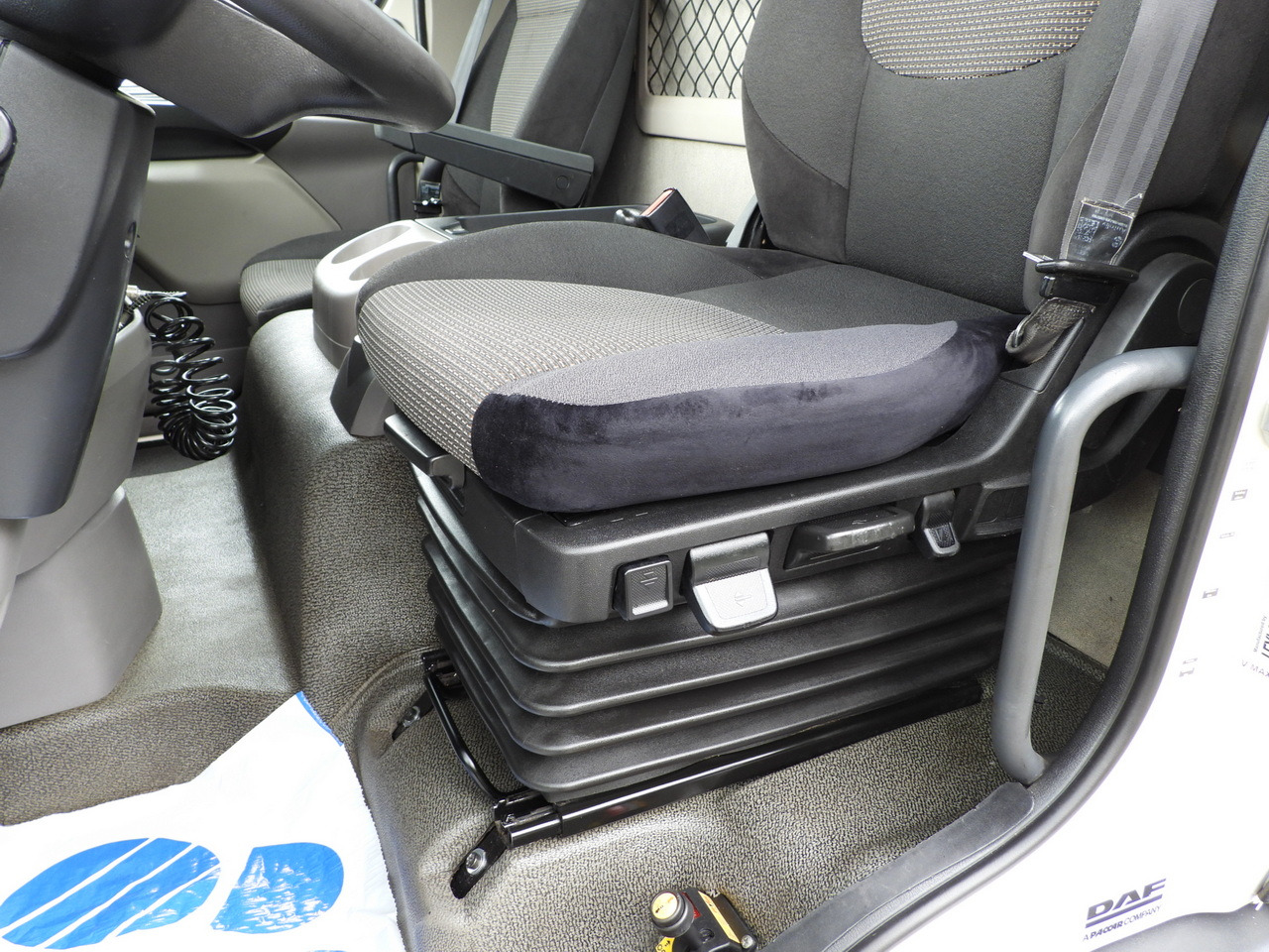 Tipper DAF LF 180 THREE-WAY TIPPER CRUISE CONTROL LED LIGHTS AUTOMATIC TRANSMISSION  TWIN WHEELS AIR CONDITIONING  180HP: picture 32