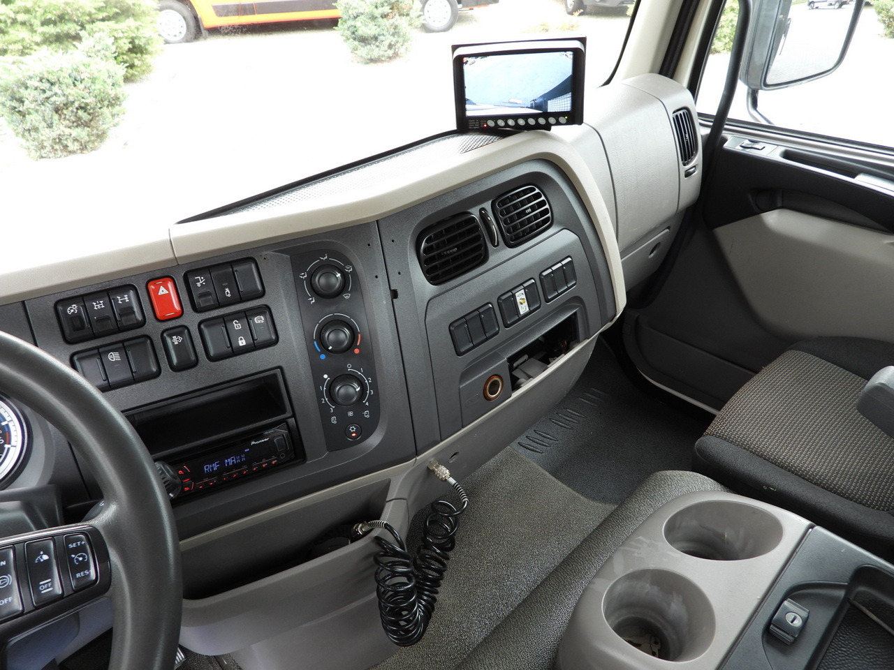 Tipper DAF LF 180 THREE-WAY TIPPER CRUISE CONTROL LED LIGHTS AUTOMATIC TRANSMISSION  TWIN WHEELS AIR CONDITIONING  180HP: picture 38