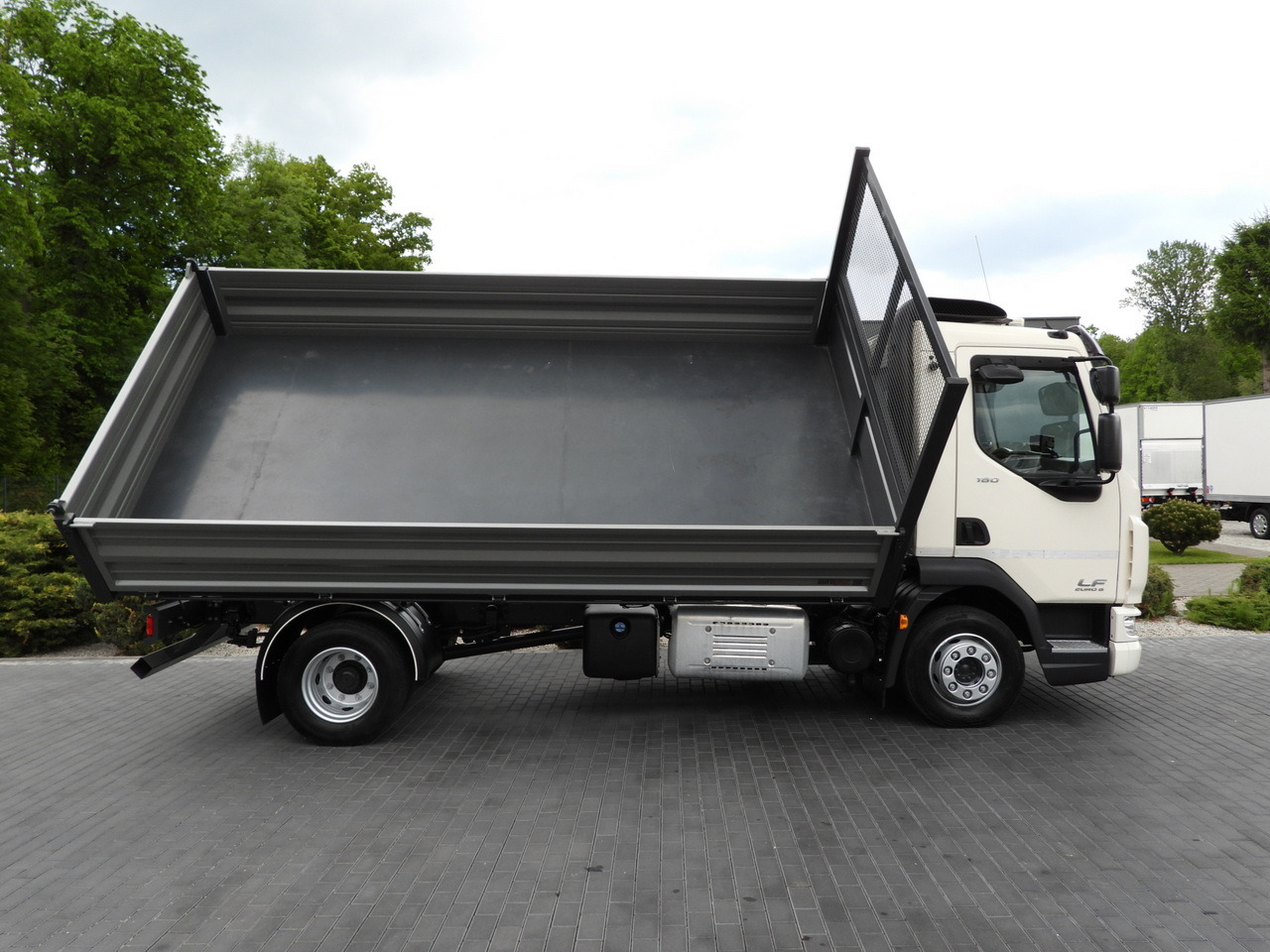 Tipper DAF LF 180 THREE-WAY TIPPER CRUISE CONTROL LED LIGHTS AUTOMATIC TRANSMISSION  TWIN WHEELS AIR CONDITIONING  180HP: picture 8