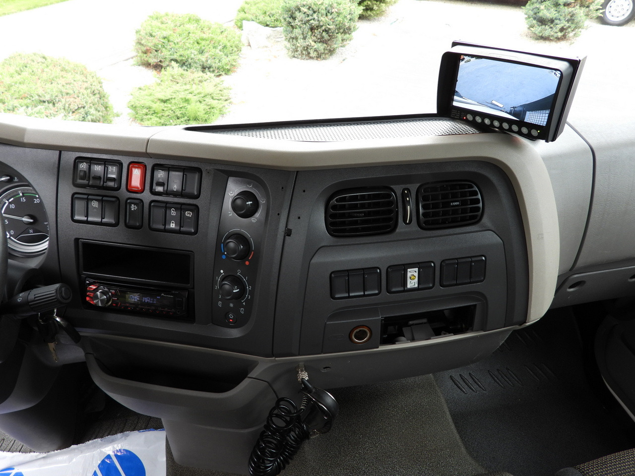 Tipper DAF LF 180 THREE-WAY TIPPER CRUISE CONTROL LED LIGHTS AUTOMATIC TRANSMISSION  TWIN WHEELS AIR CONDITIONING  180HP: picture 39