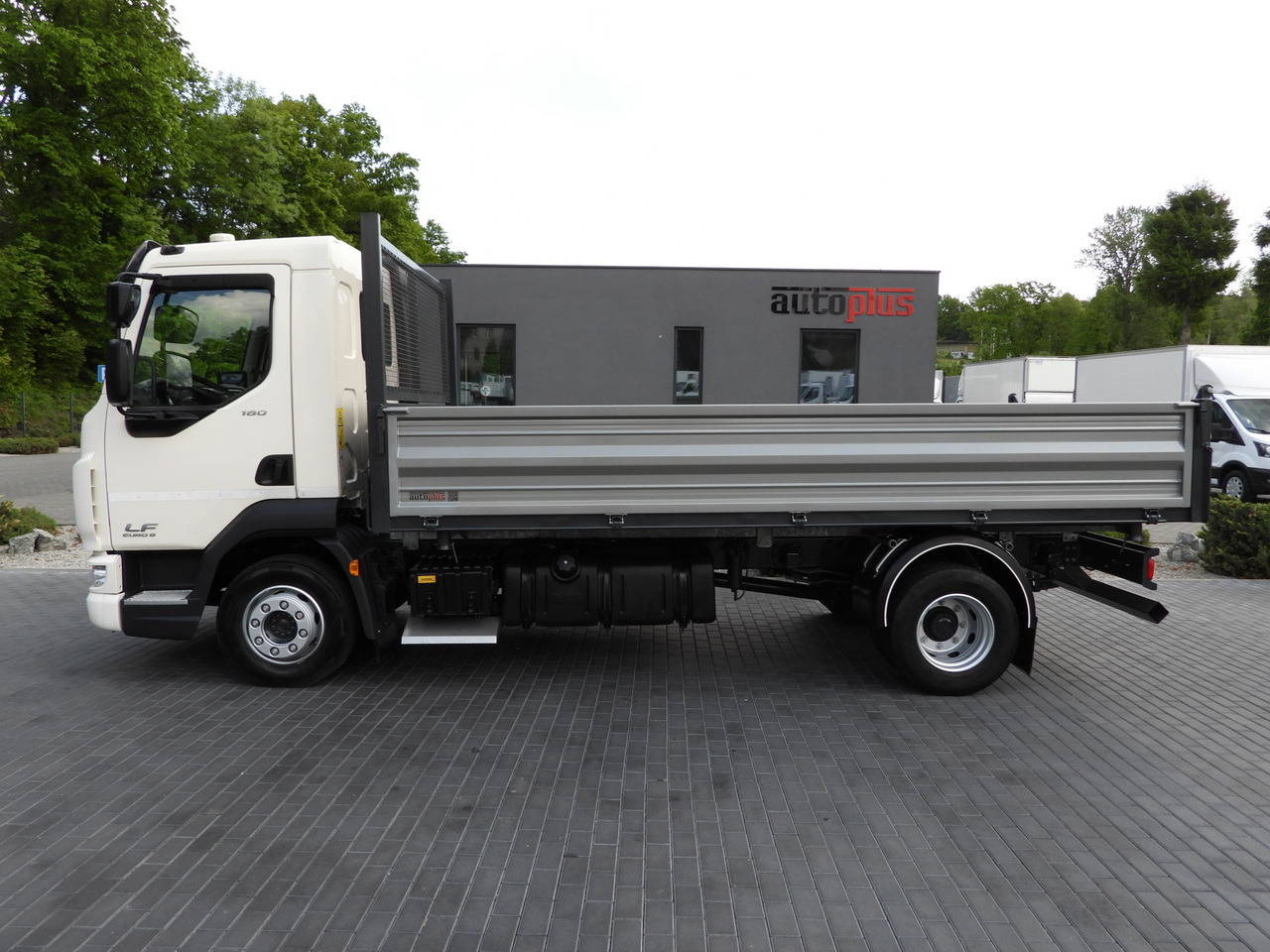 Tipper DAF LF 180 THREE-WAY TIPPER CRUISE CONTROL LED LIGHTS AUTOMATIC TRANSMISSION  TWIN WHEELS AIR CONDITIONING  180HP: picture 10
