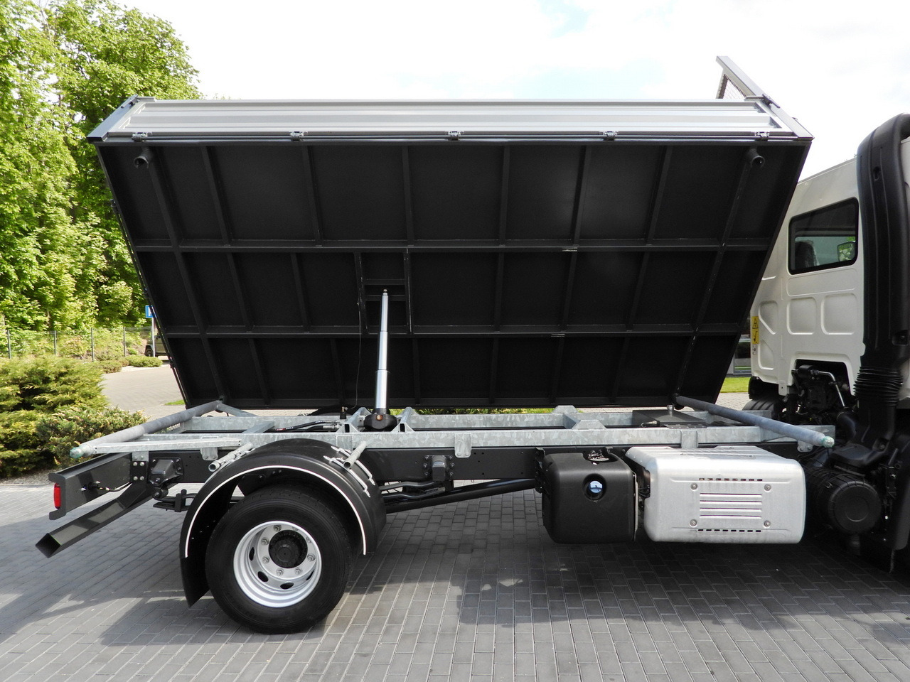 Tipper DAF LF 180 THREE-WAY TIPPER CRUISE CONTROL LED LIGHTS AUTOMATIC TRANSMISSION  TWIN WHEELS AIR CONDITIONING  180HP: picture 23