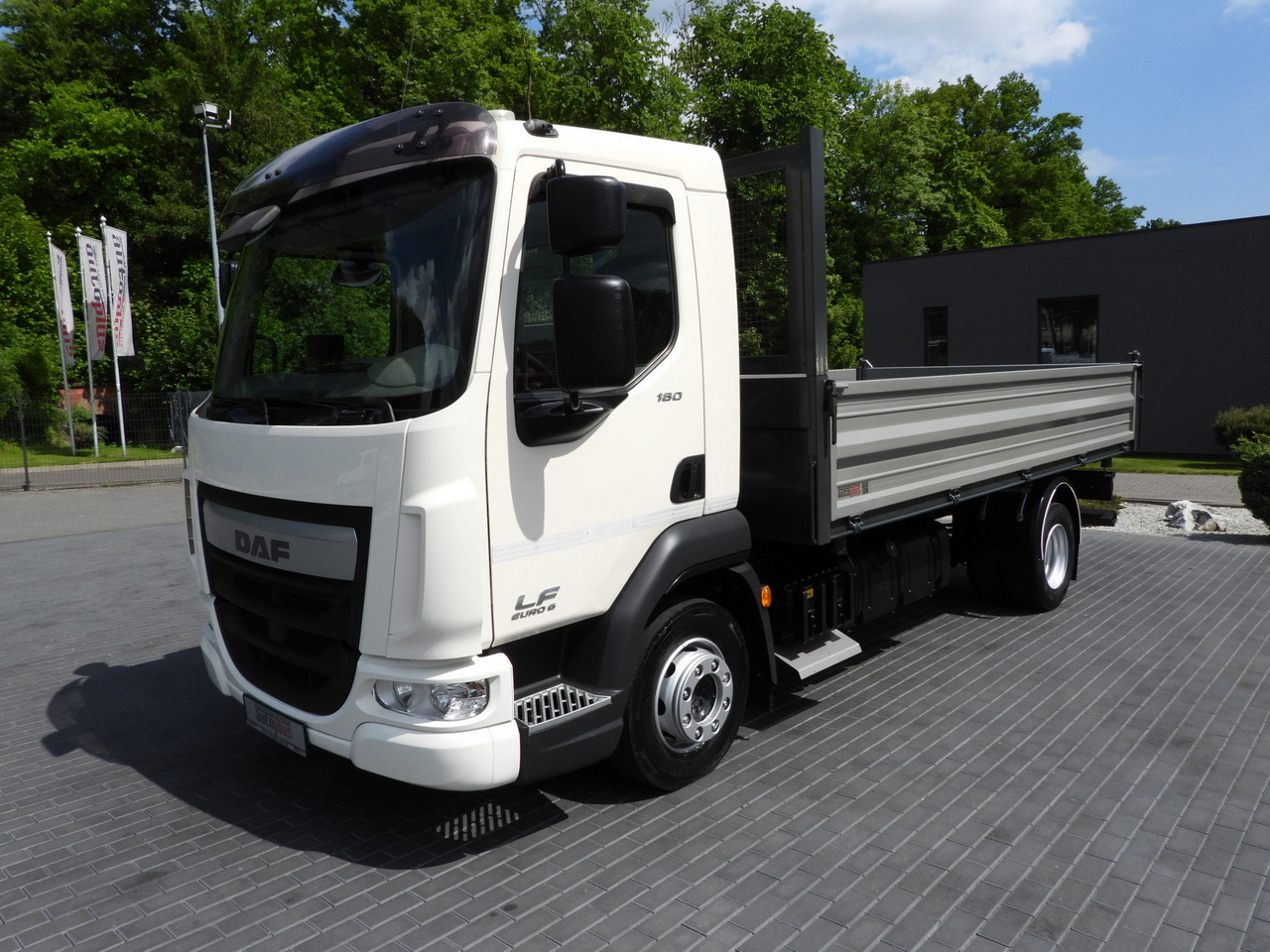 Tipper DAF LF 180 THREE-WAY TIPPER CRUISE CONTROL LED LIGHTS AUTOMATIC TRANSMISSION  TWIN WHEELS AIR CONDITIONING  180HP: picture 6