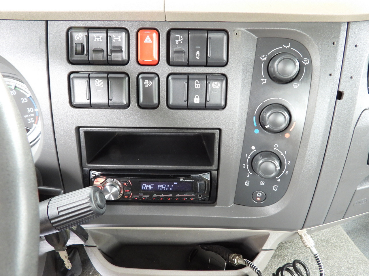 Tipper DAF LF 180 THREE-WAY TIPPER CRUISE CONTROL LED LIGHTS AUTOMATIC TRANSMISSION  TWIN WHEELS AIR CONDITIONING  180HP: picture 40