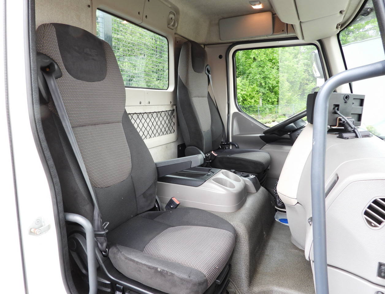 Tipper DAF LF 180 THREE-WAY TIPPER CRUISE CONTROL LED LIGHTS AUTOMATIC TRANSMISSION  TWIN WHEELS AIR CONDITIONING  180HP: picture 48