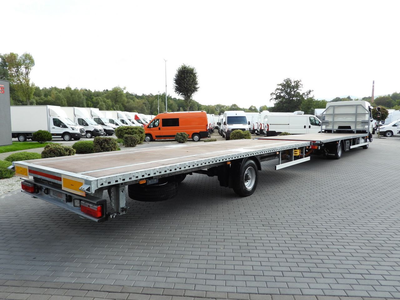 DAF LF 230 CONTAINER CARRIER PLATFORM + TRAILER WEBASTO CRUISE CONTROL LED LIGHTS PNEUMATICS AUTOMATIC TRANSMISSION  TWIN WHEELS AIR CONDITIONING  230HP - Dropside/ Flatbed truck: picture 3 DAF LF 230 CONTAINER CARRIER PLATFORM + TRAILER WEBASTO CRUISE CONTROL LED LIGHTS PNEUMATICS AUTOMATIC TRANSMISSION  TWIN WHEELS AIR CONDITIONING  230HP - Dropside/ Flatbed truck: picture 3