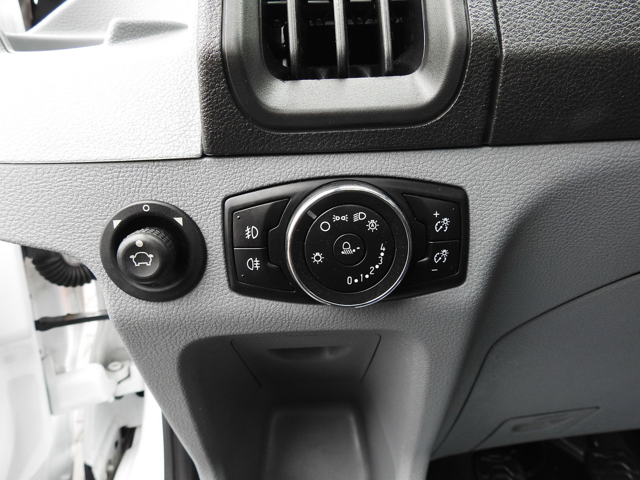 Tipper van FORD TRANSIT TIPPER CRUISE CONTROL AIR CONDITIONING TWIN WHEELS 170HP: picture 31 Tipper van FORD TRANSIT TIPPER CRUISE CONTROL AIR CONDITIONING TWIN WHEELS 170HP: picture 31