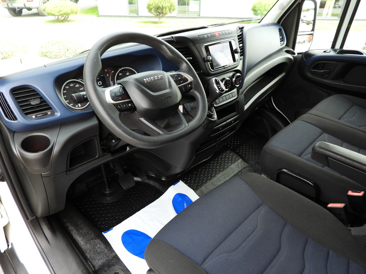 IVECO DAILY 35C16 BOX LIFT 8 PALLETS CRUISE CONTROL AUTOMATIC TRANSMISSION HI-MATIC TWIN WHEELS AIR CONDITIONING 160HP - Box van: picture 2 IVECO DAILY 35C16 BOX LIFT 8 PALLETS CRUISE CONTROL AUTOMATIC TRANSMISSION HI-MATIC TWIN WHEELS AIR CONDITIONING 160HP - Box van: picture 2