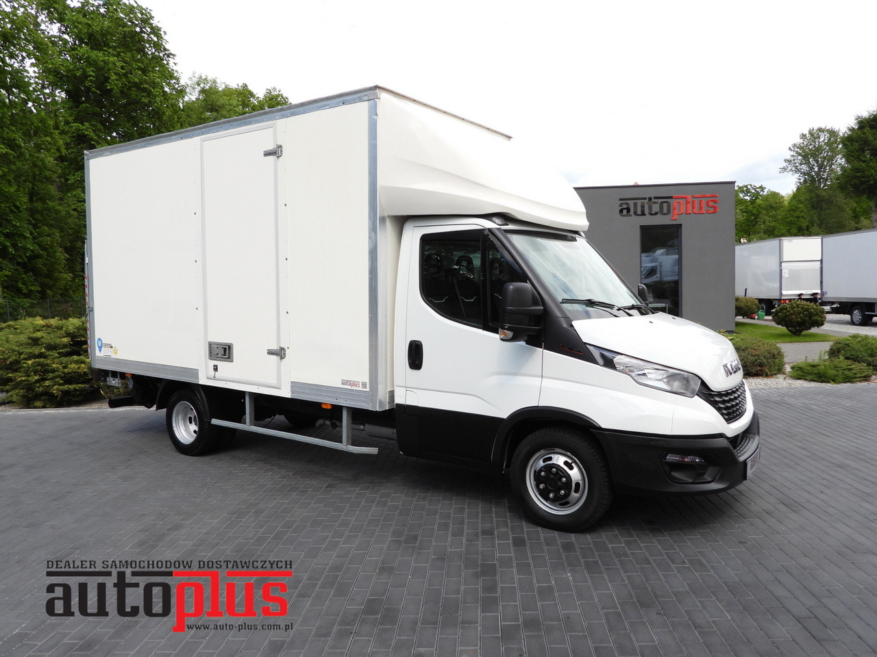 IVECO DAILY 35C16 BOX LIFT 8 PALLETS CRUISE CONTROL TWIN WHEELS AIR CONDITIONING  160HP - Box van: picture 1 IVECO DAILY 35C16 BOX LIFT 8 PALLETS CRUISE CONTROL TWIN WHEELS AIR CONDITIONING  160HP - Box van: picture 1