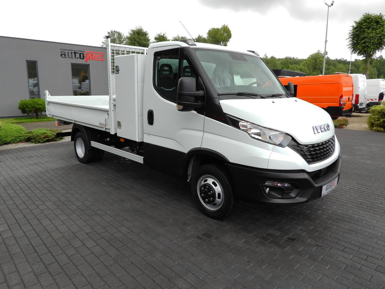 IVECO DAILY 35C16 TIPPER CRUISE CONTROL AIR CONDITIONING TWIN WHEELS 160HP - Tipper van: picture 4 IVECO DAILY 35C16 TIPPER CRUISE CONTROL AIR CONDITIONING TWIN WHEELS 160HP - Tipper van: picture 4