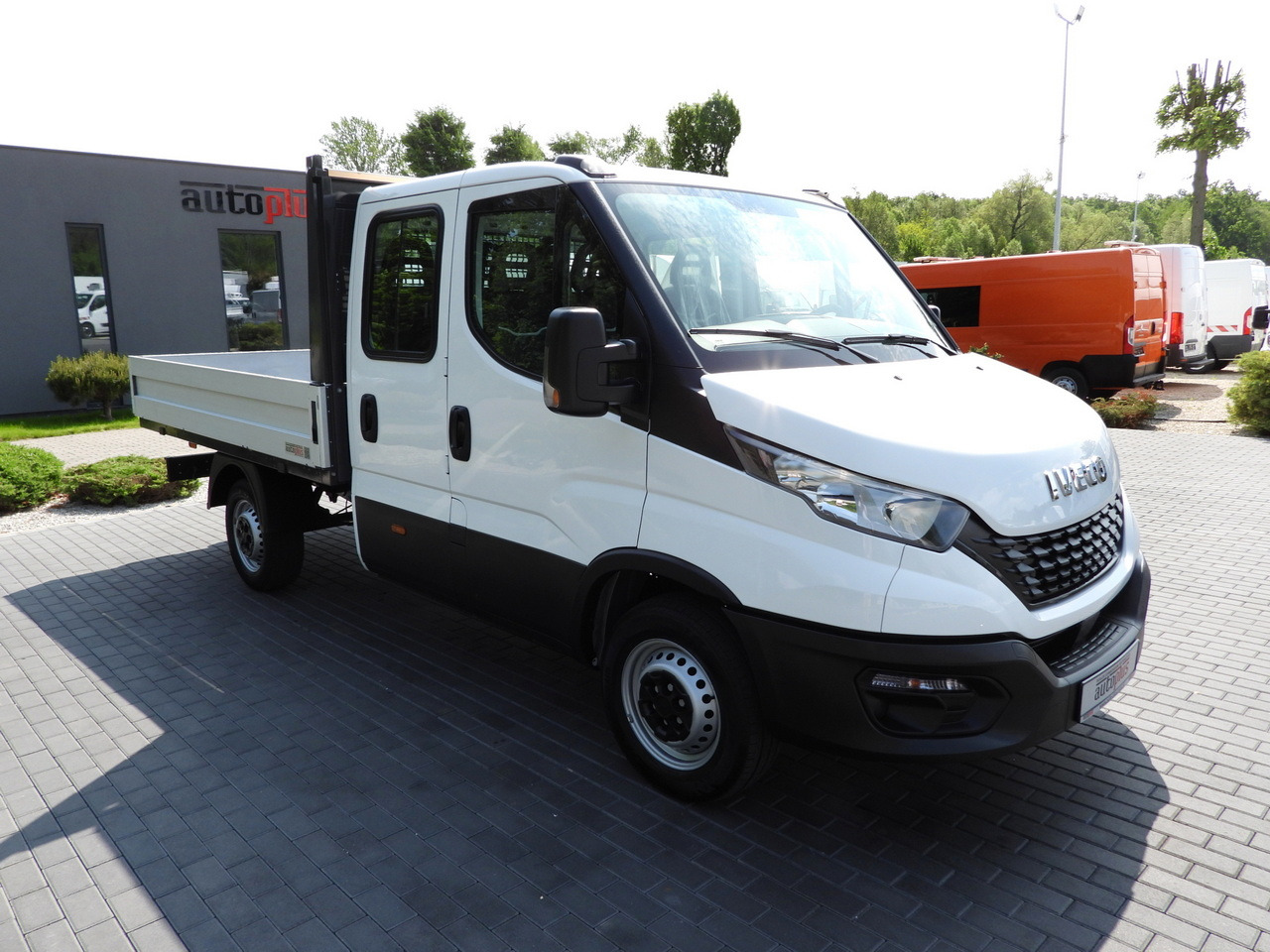 IVECO DAILY 35S12 STAKE BODY DOUBLE CABIN DOKA 7 SEATS AIR CONDITIONING 120HP - Combi van: picture 4 IVECO DAILY 35S12 STAKE BODY DOUBLE CABIN DOKA 7 SEATS AIR CONDITIONING 120HP - Combi van: picture 4