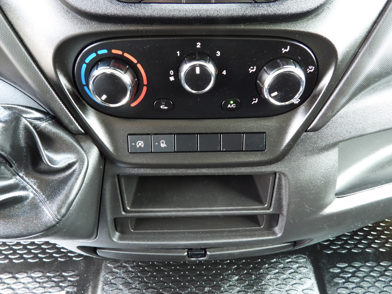 IVECO DAILY 35S12 STAKE BODY DOUBLE CABIN DOKA 7 SEATS AIR CONDITIONING 120HP on lease IVECO DAILY 35S12 STAKE BODY DOUBLE CABIN DOKA 7 SEATS AIR CONDITIONING 120HP: picture 29 IVECO DAILY 35S12 STAKE BODY DOUBLE CABIN DOKA 7 SEATS AIR CONDITIONING 120HP on lease IVECO DAILY 35S12 STAKE BODY DOUBLE CABIN DOKA 7 SEATS AIR CONDITIONING 120HP: picture 29