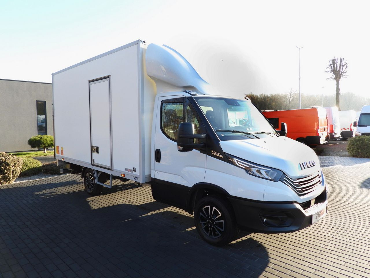 IVECO DAILY 35S16 LIFT 8 PALLETS CRUISE CONTROL LED LIGHTS AUTOMATIC TRANSMISSION HI-MATIC AIR CONDITIONING 160HP - Box van: picture 4 IVECO DAILY 35S16 LIFT 8 PALLETS CRUISE CONTROL LED LIGHTS AUTOMATIC TRANSMISSION HI-MATIC AIR CONDITIONING 160HP - Box van: picture 4