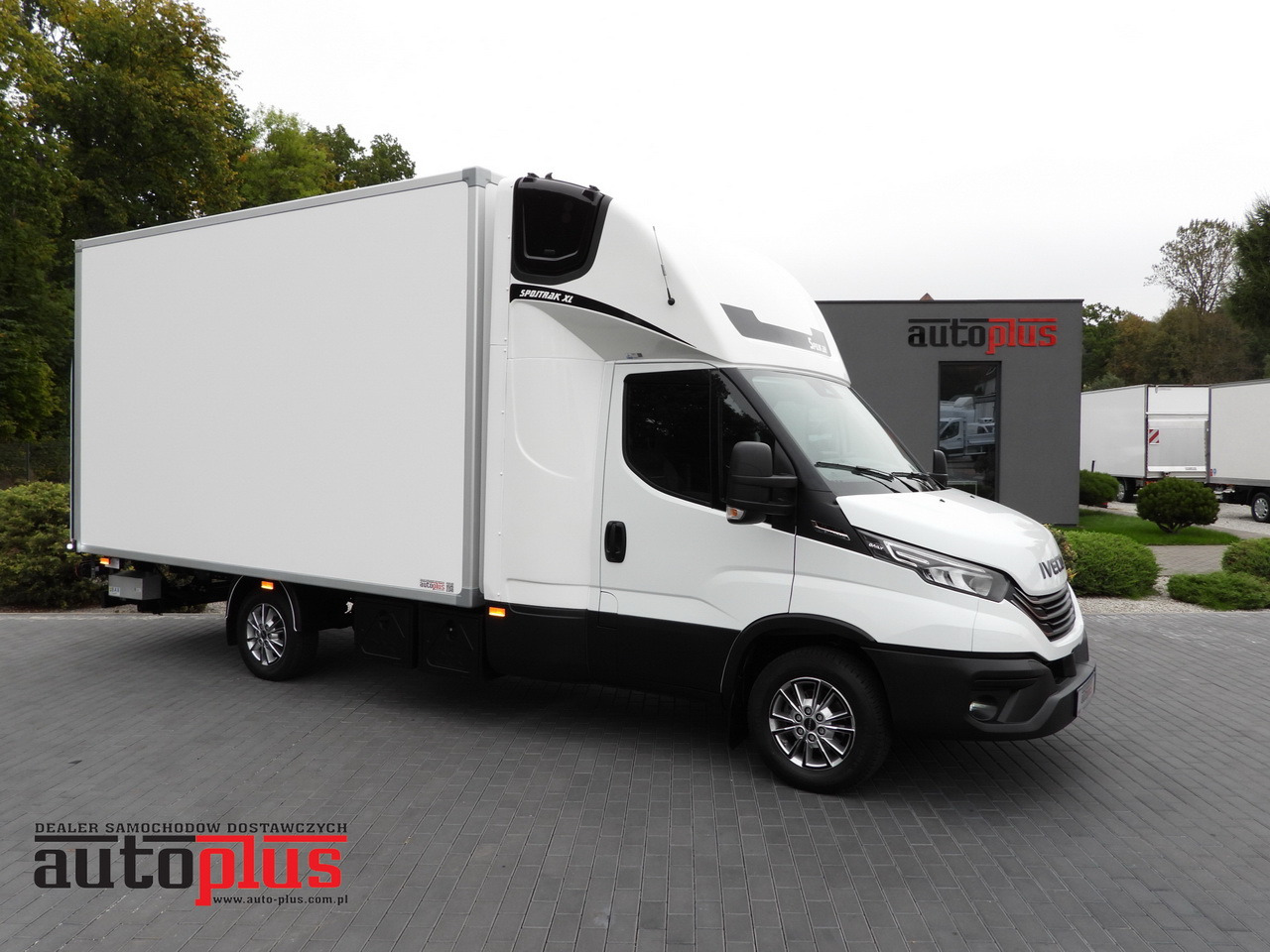 IVECO DAILY 35S18 BOX HI-MATIC LIFT 8 PALLETS CRUISE CONTROL NAVIGATION LED LIGHTS PNEUMATICS AUTOMATIC TRANSMISSION HI-MATIC AIR CONDITIONING  180HP - Box van: picture 1 IVECO DAILY 35S18 BOX HI-MATIC LIFT 8 PALLETS CRUISE CONTROL NAVIGATION LED LIGHTS PNEUMATICS AUTOMATIC TRANSMISSION HI-MATIC AIR CONDITIONING  180HP - Box van: picture 1