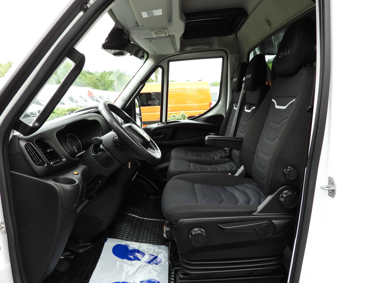 Curtain side van IVECO DAILY 35S18 TARPAULIN 10 PALLETS WEBASTO CRUISE CONTROL NAVIGATION LED LIGHTS AIR CONDITIONING  180HP: picture 31