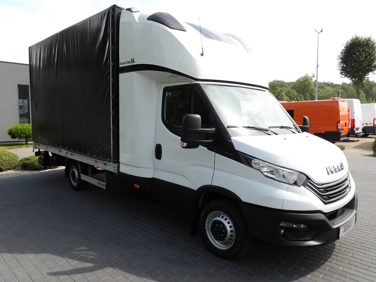 IVECO DAILY 35S18 TARPAULIN LIFT 8 PALLETS CRUISE CONTROL AIR CONDITIONING 180HP - Curtain side van: picture 4 IVECO DAILY 35S18 TARPAULIN LIFT 8 PALLETS CRUISE CONTROL AIR CONDITIONING 180HP - Curtain side van: picture 4