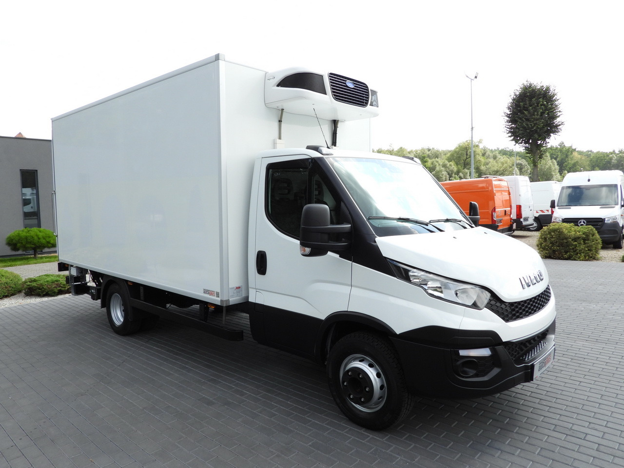IVECO DAILY 70C17 REFRIGERATOR 1*C LIFT 10 PALLETS POWER SUPPLY 230V CRUISE CONTROL AIR CONDITIONING PNEUMATICS AUTOMATIC TRANSMISSION HI-MATIC TWIN WHEELS  170HP - Refrigerator truck: picture 4 IVECO DAILY 70C17 REFRIGERATOR 1*C LIFT 10 PALLETS POWER SUPPLY 230V CRUISE CONTROL AIR CONDITIONING PNEUMATICS AUTOMATIC TRANSMISSION HI-MATIC TWIN WHEELS  170HP - Refrigerator truck: picture 4