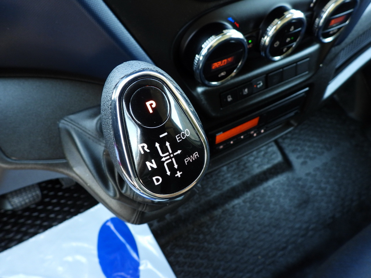 Box truck IVECO DAILY 72C18 LIFT 14 PALLETS CRUISE CONTROL PNEUMATICS AUTOMATIC TRANSMISSION HI-MATIC TWIN WHEELS AIR CONDITIONING 180HP: picture 38 Box truck IVECO DAILY 72C18 LIFT 14 PALLETS CRUISE CONTROL PNEUMATICS AUTOMATIC TRANSMISSION HI-MATIC TWIN WHEELS AIR CONDITIONING 180HP: picture 38