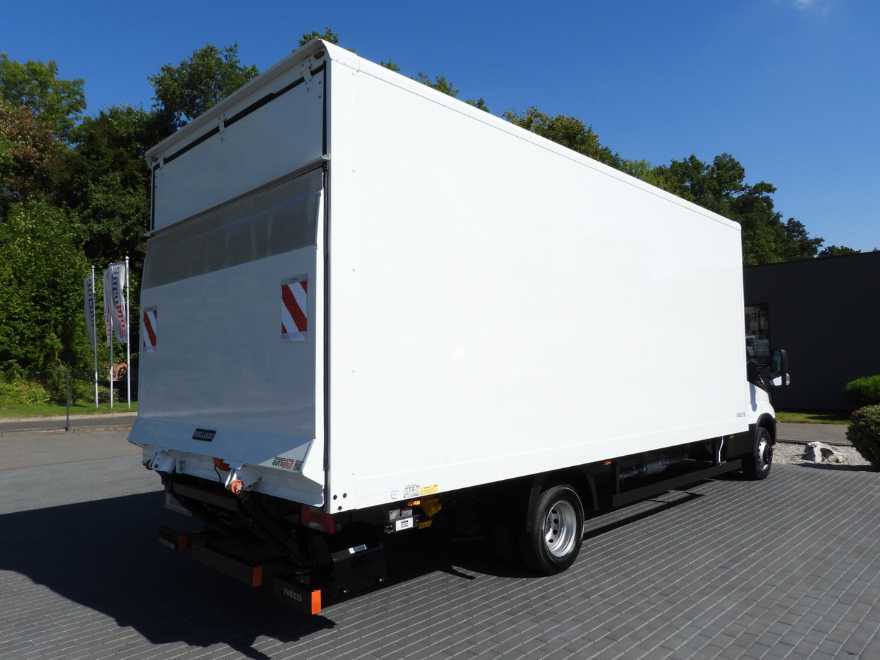 Box truck IVECO DAILY 72C18 LIFT 14 PALLETS CRUISE CONTROL PNEUMATICS AUTOMATIC TRANSMISSION HI-MATIC TWIN WHEELS AIR CONDITIONING 180HP: picture 12 Box truck IVECO DAILY 72C18 LIFT 14 PALLETS CRUISE CONTROL PNEUMATICS AUTOMATIC TRANSMISSION HI-MATIC TWIN WHEELS AIR CONDITIONING 180HP: picture 12