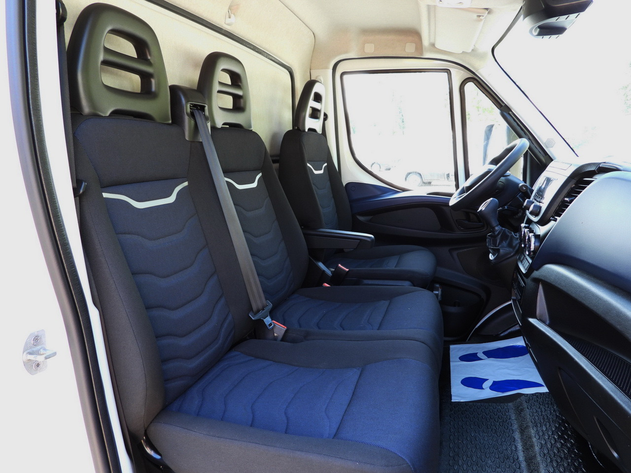 Box truck IVECO DAILY 72C18 LIFT 14 PALLETS CRUISE CONTROL PNEUMATICS AUTOMATIC TRANSMISSION HI-MATIC TWIN WHEELS AIR CONDITIONING 180HP: picture 46 Box truck IVECO DAILY 72C18 LIFT 14 PALLETS CRUISE CONTROL PNEUMATICS AUTOMATIC TRANSMISSION HI-MATIC TWIN WHEELS AIR CONDITIONING 180HP: picture 46