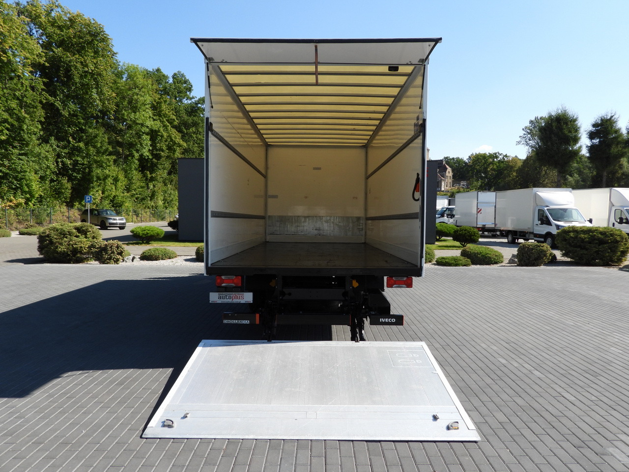 Box truck IVECO DAILY 72C18 LIFT 14 PALLETS CRUISE CONTROL PNEUMATICS AUTOMATIC TRANSMISSION HI-MATIC TWIN WHEELS AIR CONDITIONING 180HP: picture 16 Box truck IVECO DAILY 72C18 LIFT 14 PALLETS CRUISE CONTROL PNEUMATICS AUTOMATIC TRANSMISSION HI-MATIC TWIN WHEELS AIR CONDITIONING 180HP: picture 16