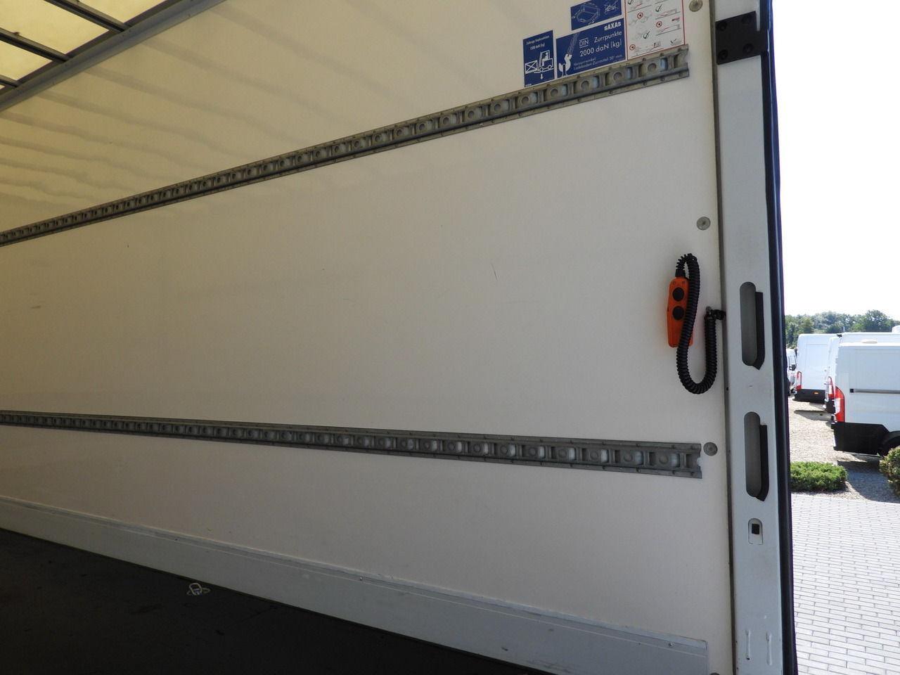 Box truck IVECO DAILY 72C18 LIFT 14 PALLETS CRUISE CONTROL PNEUMATICS AUTOMATIC TRANSMISSION HI-MATIC TWIN WHEELS AIR CONDITIONING 180HP: picture 22 Box truck IVECO DAILY 72C18 LIFT 14 PALLETS CRUISE CONTROL PNEUMATICS AUTOMATIC TRANSMISSION HI-MATIC TWIN WHEELS AIR CONDITIONING 180HP: picture 22