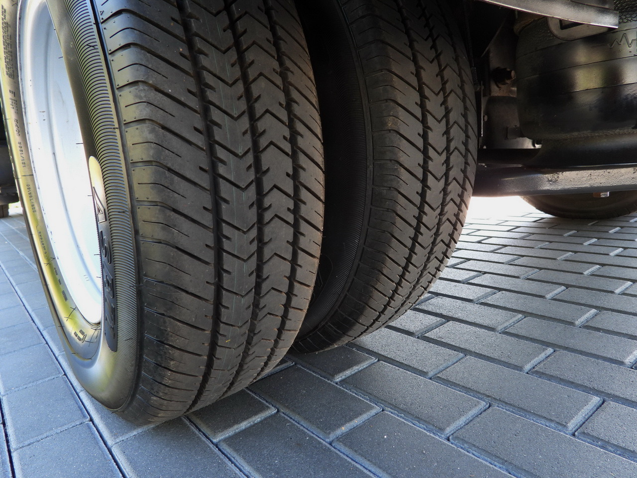 Box truck IVECO DAILY 72C18 LIFT 14 PALLETS CRUISE CONTROL PNEUMATICS AUTOMATIC TRANSMISSION HI-MATIC TWIN WHEELS AIR CONDITIONING 180HP: picture 20 Box truck IVECO DAILY 72C18 LIFT 14 PALLETS CRUISE CONTROL PNEUMATICS AUTOMATIC TRANSMISSION HI-MATIC TWIN WHEELS AIR CONDITIONING 180HP: picture 20