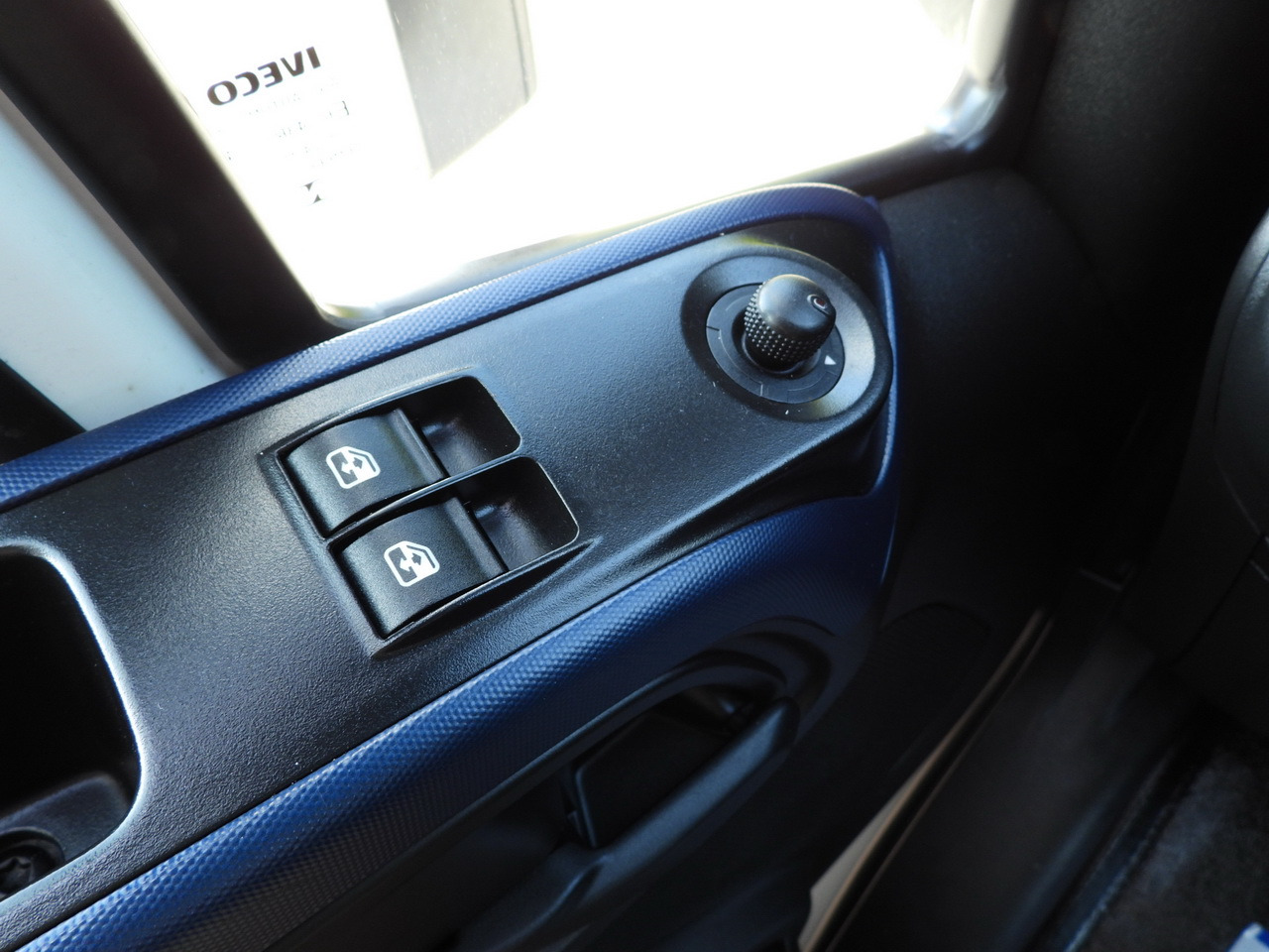 Box truck IVECO DAILY 72C18 LIFT 14 PALLETS CRUISE CONTROL PNEUMATICS AUTOMATIC TRANSMISSION HI-MATIC TWIN WHEELS AIR CONDITIONING 180HP: picture 37 Box truck IVECO DAILY 72C18 LIFT 14 PALLETS CRUISE CONTROL PNEUMATICS AUTOMATIC TRANSMISSION HI-MATIC TWIN WHEELS AIR CONDITIONING 180HP: picture 37