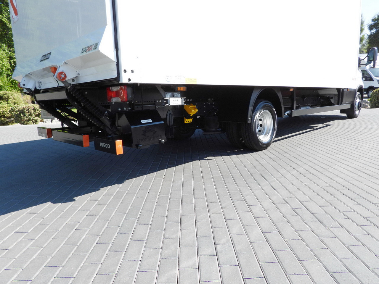 Box truck IVECO DAILY 72C18 LIFT 14 PALLETS CRUISE CONTROL PNEUMATICS AUTOMATIC TRANSMISSION HI-MATIC TWIN WHEELS AIR CONDITIONING 180HP: picture 21 Box truck IVECO DAILY 72C18 LIFT 14 PALLETS CRUISE CONTROL PNEUMATICS AUTOMATIC TRANSMISSION HI-MATIC TWIN WHEELS AIR CONDITIONING 180HP: picture 21