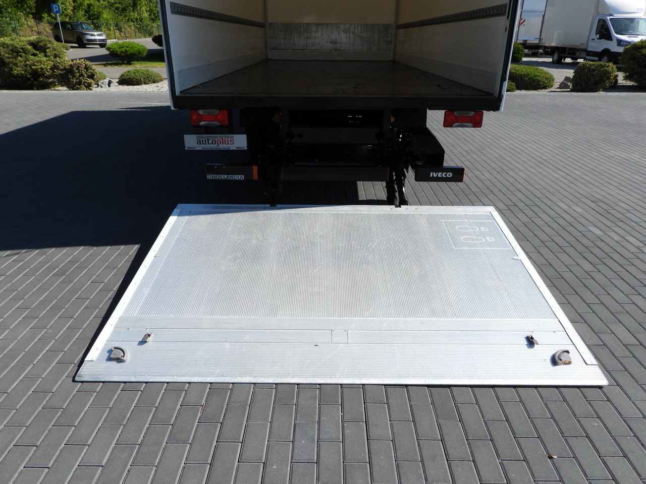 Box truck IVECO DAILY 72C18 LIFT 14 PALLETS CRUISE CONTROL PNEUMATICS AUTOMATIC TRANSMISSION HI-MATIC TWIN WHEELS AIR CONDITIONING 180HP: picture 17 Box truck IVECO DAILY 72C18 LIFT 14 PALLETS CRUISE CONTROL PNEUMATICS AUTOMATIC TRANSMISSION HI-MATIC TWIN WHEELS AIR CONDITIONING 180HP: picture 17