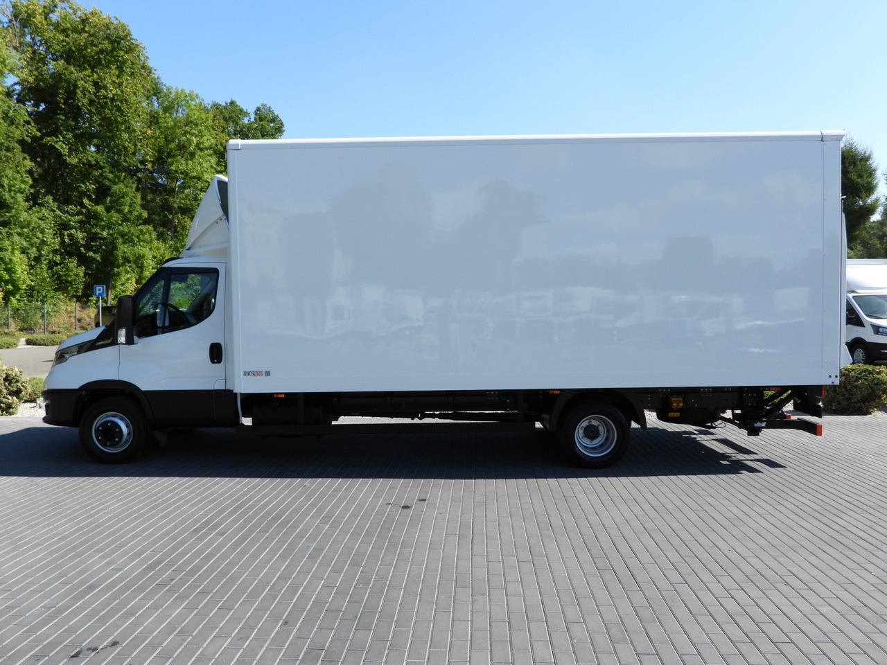 Box truck IVECO DAILY 72C18 LIFT 14 PALLETS CRUISE CONTROL PNEUMATICS AUTOMATIC TRANSMISSION HI-MATIC TWIN WHEELS AIR CONDITIONING 180HP: picture 8 Box truck IVECO DAILY 72C18 LIFT 14 PALLETS CRUISE CONTROL PNEUMATICS AUTOMATIC TRANSMISSION HI-MATIC TWIN WHEELS AIR CONDITIONING 180HP: picture 8
