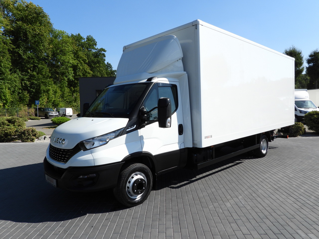 Box truck IVECO DAILY 72C18 LIFT 14 PALLETS CRUISE CONTROL PNEUMATICS AUTOMATIC TRANSMISSION HI-MATIC TWIN WHEELS AIR CONDITIONING 180HP: picture 23 Box truck IVECO DAILY 72C18 LIFT 14 PALLETS CRUISE CONTROL PNEUMATICS AUTOMATIC TRANSMISSION HI-MATIC TWIN WHEELS AIR CONDITIONING 180HP: picture 23