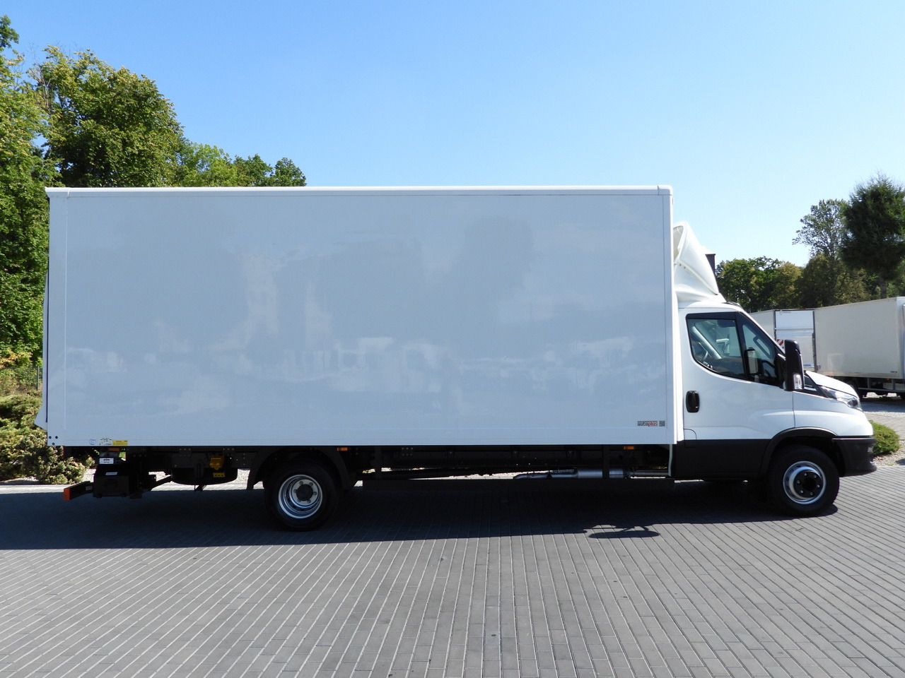 Box truck IVECO DAILY 72C18 LIFT 14 PALLETS CRUISE CONTROL PNEUMATICS AUTOMATIC TRANSMISSION HI-MATIC TWIN WHEELS AIR CONDITIONING 180HP: picture 7 Box truck IVECO DAILY 72C18 LIFT 14 PALLETS CRUISE CONTROL PNEUMATICS AUTOMATIC TRANSMISSION HI-MATIC TWIN WHEELS AIR CONDITIONING 180HP: picture 7