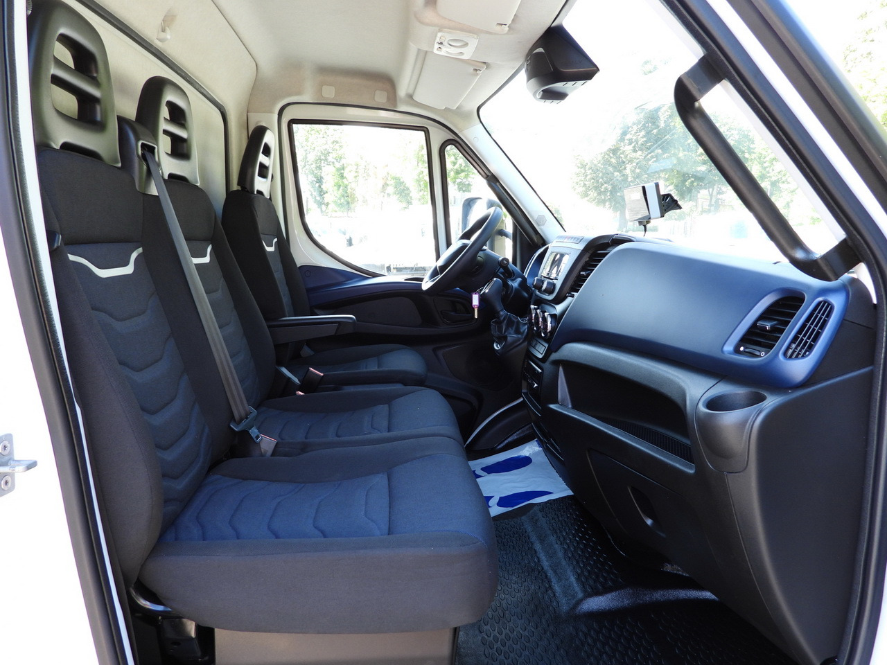 Box truck IVECO DAILY 72C18 LIFT 14 PALLETS CRUISE CONTROL PNEUMATICS AUTOMATIC TRANSMISSION HI-MATIC TWIN WHEELS AIR CONDITIONING 180HP: picture 44 Box truck IVECO DAILY 72C18 LIFT 14 PALLETS CRUISE CONTROL PNEUMATICS AUTOMATIC TRANSMISSION HI-MATIC TWIN WHEELS AIR CONDITIONING 180HP: picture 44