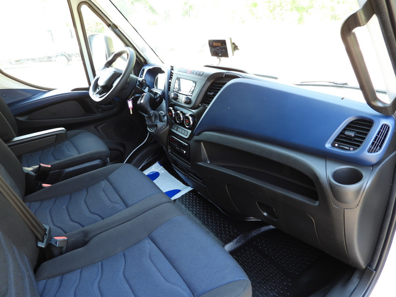 Box truck IVECO DAILY 72C18 LIFT 14 PALLETS CRUISE CONTROL PNEUMATICS AUTOMATIC TRANSMISSION HI-MATIC TWIN WHEELS AIR CONDITIONING 180HP: picture 45 Box truck IVECO DAILY 72C18 LIFT 14 PALLETS CRUISE CONTROL PNEUMATICS AUTOMATIC TRANSMISSION HI-MATIC TWIN WHEELS AIR CONDITIONING 180HP: picture 45