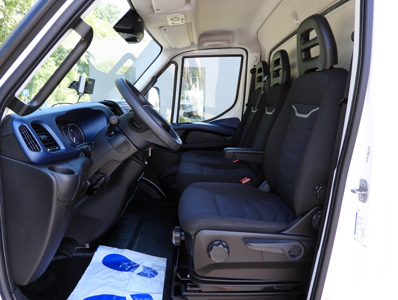 Box truck IVECO DAILY 72C18 LIFT 14 PALLETS CRUISE CONTROL PNEUMATICS AUTOMATIC TRANSMISSION HI-MATIC TWIN WHEELS AIR CONDITIONING 180HP: picture 29 Box truck IVECO DAILY 72C18 LIFT 14 PALLETS CRUISE CONTROL PNEUMATICS AUTOMATIC TRANSMISSION HI-MATIC TWIN WHEELS AIR CONDITIONING 180HP: picture 29