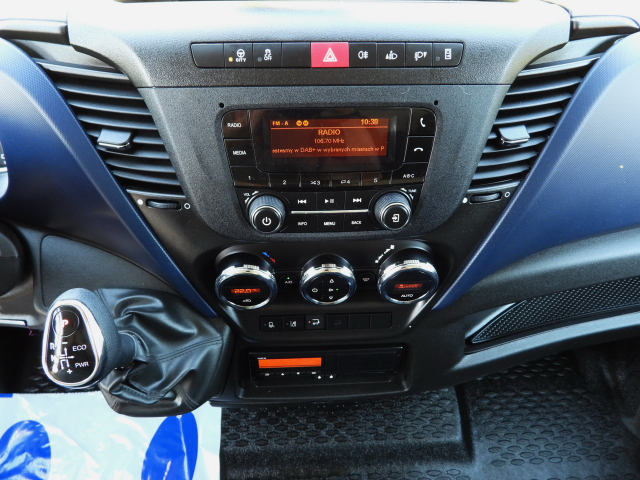 Box truck IVECO DAILY 72C18 LIFT 14 PALLETS CRUISE CONTROL PNEUMATICS AUTOMATIC TRANSMISSION HI-MATIC TWIN WHEELS AIR CONDITIONING 180HP: picture 39 Box truck IVECO DAILY 72C18 LIFT 14 PALLETS CRUISE CONTROL PNEUMATICS AUTOMATIC TRANSMISSION HI-MATIC TWIN WHEELS AIR CONDITIONING 180HP: picture 39