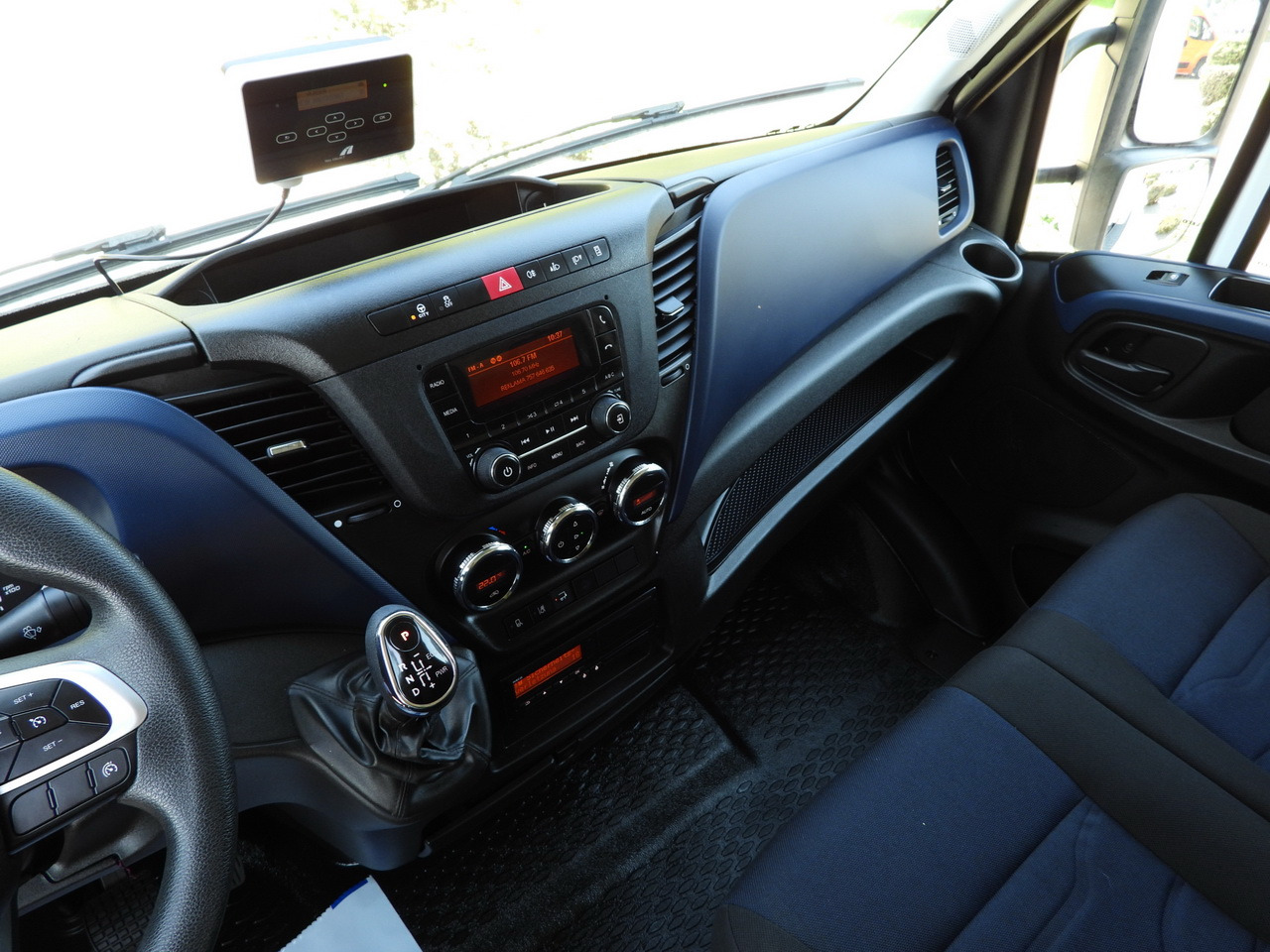 Box truck IVECO DAILY 72C18 LIFT 14 PALLETS CRUISE CONTROL PNEUMATICS AUTOMATIC TRANSMISSION HI-MATIC TWIN WHEELS AIR CONDITIONING 180HP: picture 33 Box truck IVECO DAILY 72C18 LIFT 14 PALLETS CRUISE CONTROL PNEUMATICS AUTOMATIC TRANSMISSION HI-MATIC TWIN WHEELS AIR CONDITIONING 180HP: picture 33